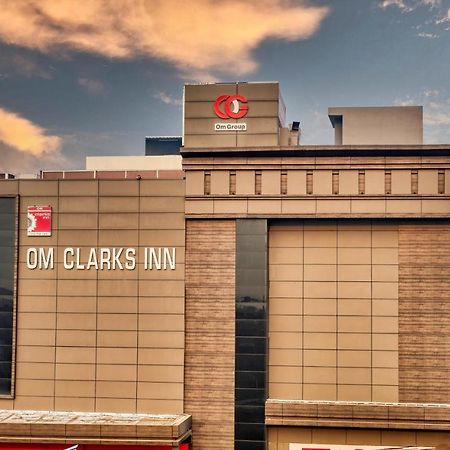 Om Clarks Inn Raebareli Esterno foto