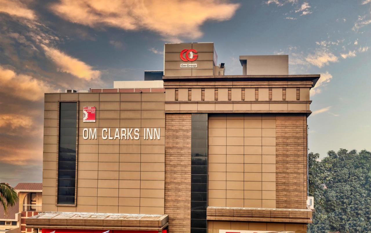 Om Clarks Inn Raebareli Esterno foto