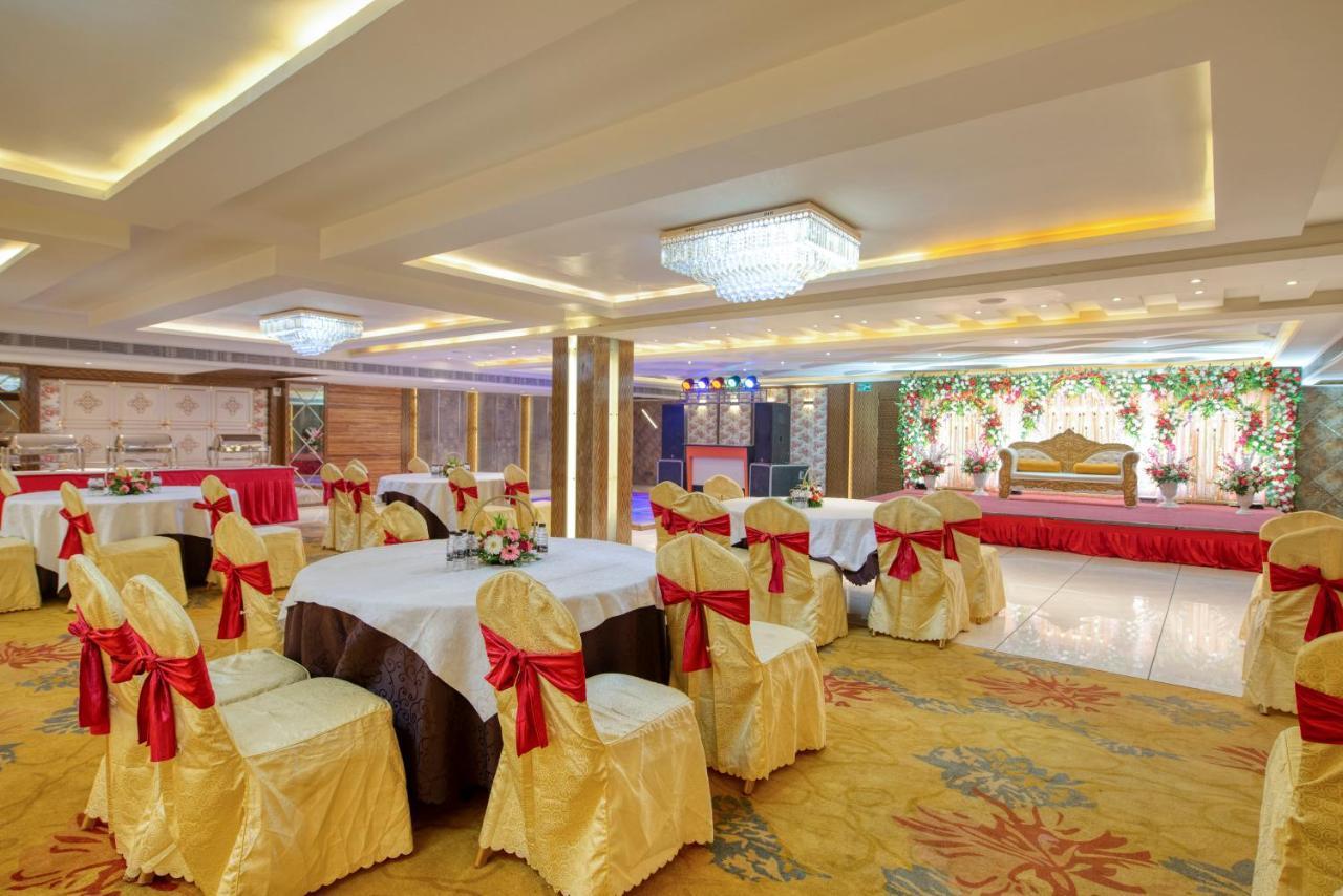 Om Clarks Inn Raebareli Esterno foto