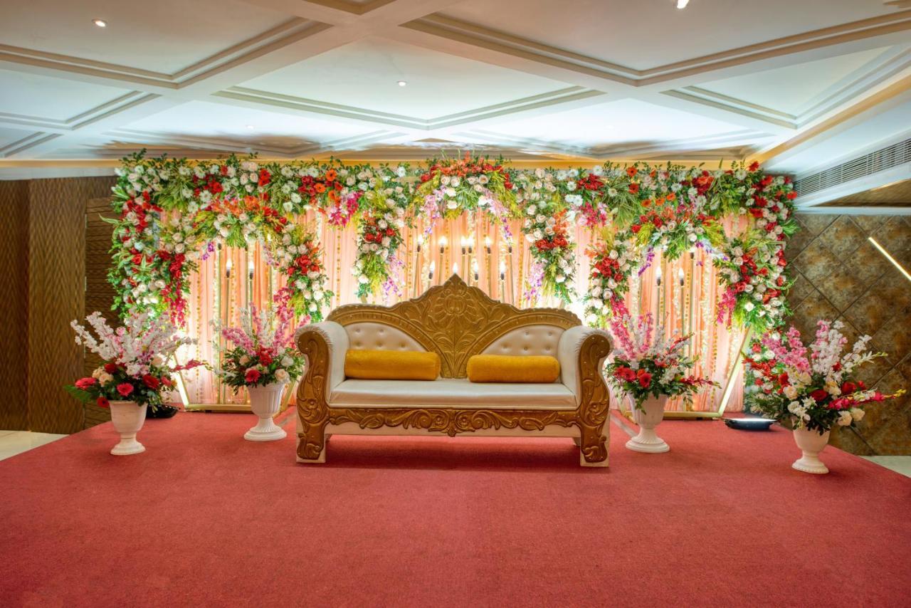 Om Clarks Inn Raebareli Esterno foto