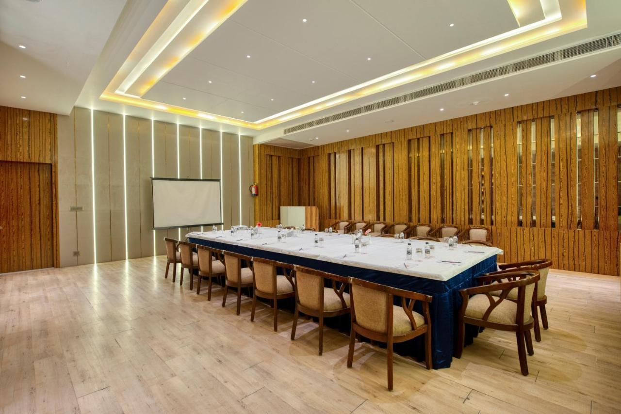 Om Clarks Inn Raebareli Esterno foto