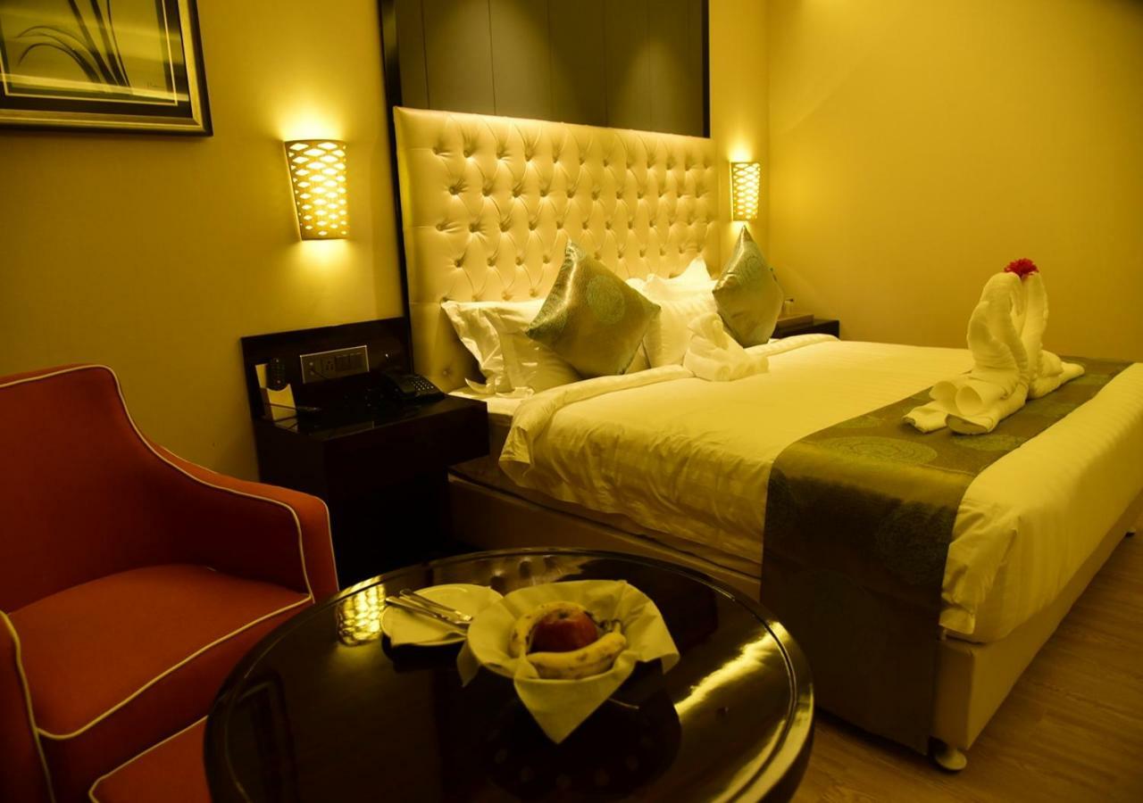 Om Clarks Inn Raebareli Esterno foto