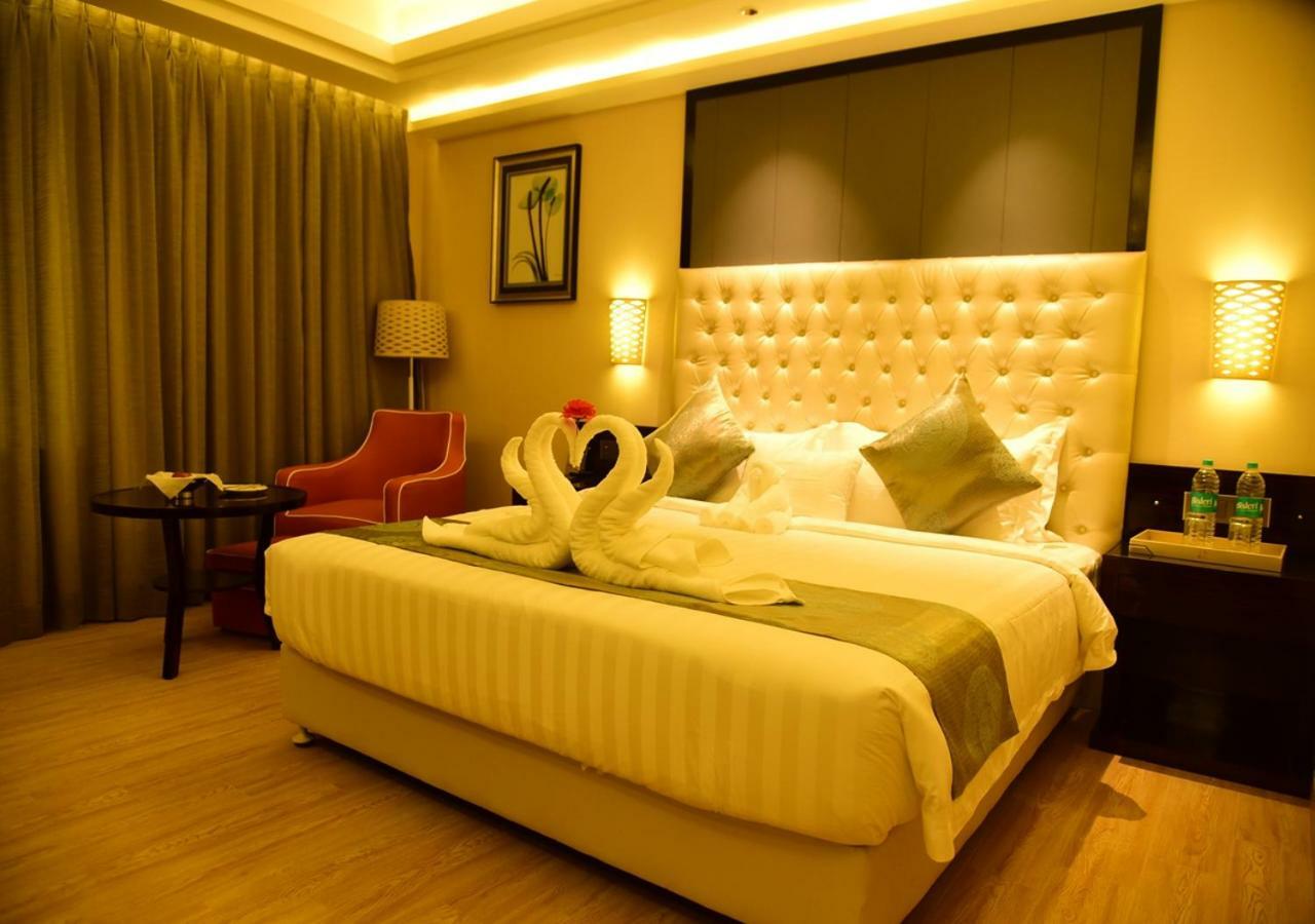 Om Clarks Inn Raebareli Esterno foto