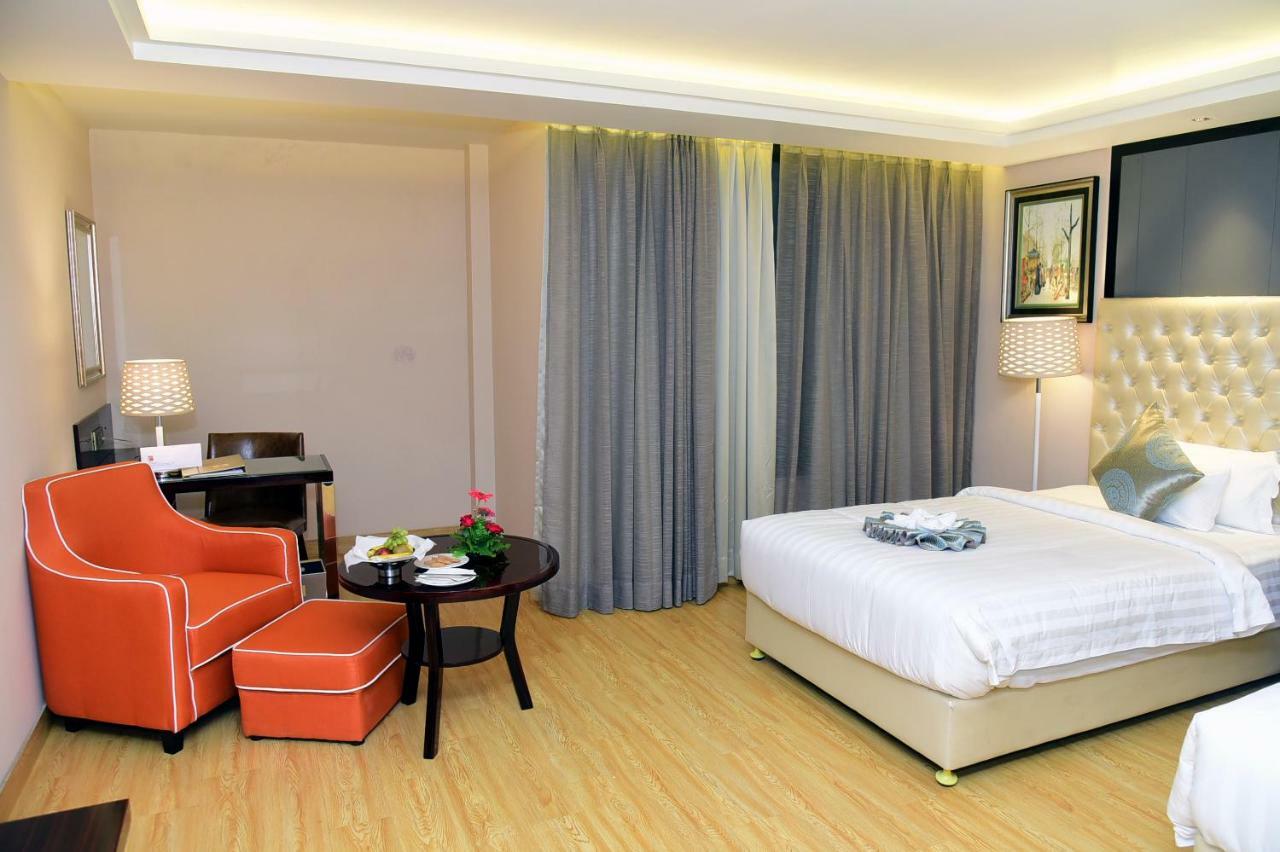 Om Clarks Inn Raebareli Esterno foto