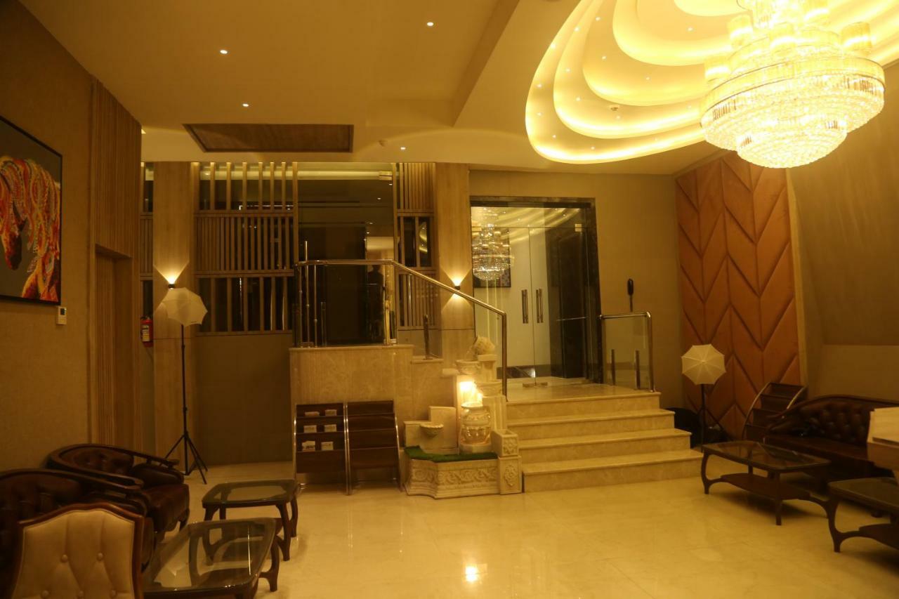 Om Clarks Inn Raebareli Esterno foto
