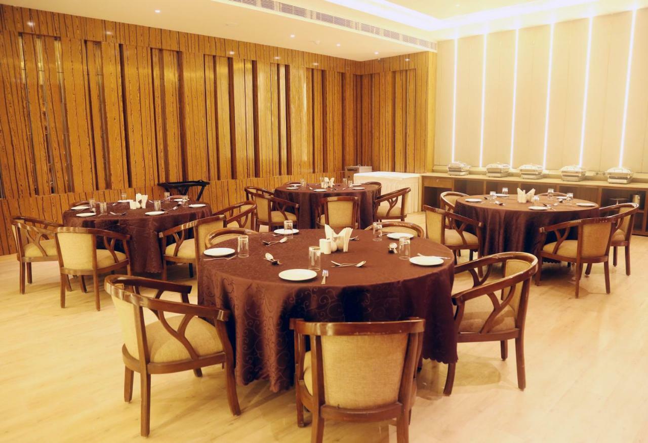 Om Clarks Inn Raebareli Esterno foto