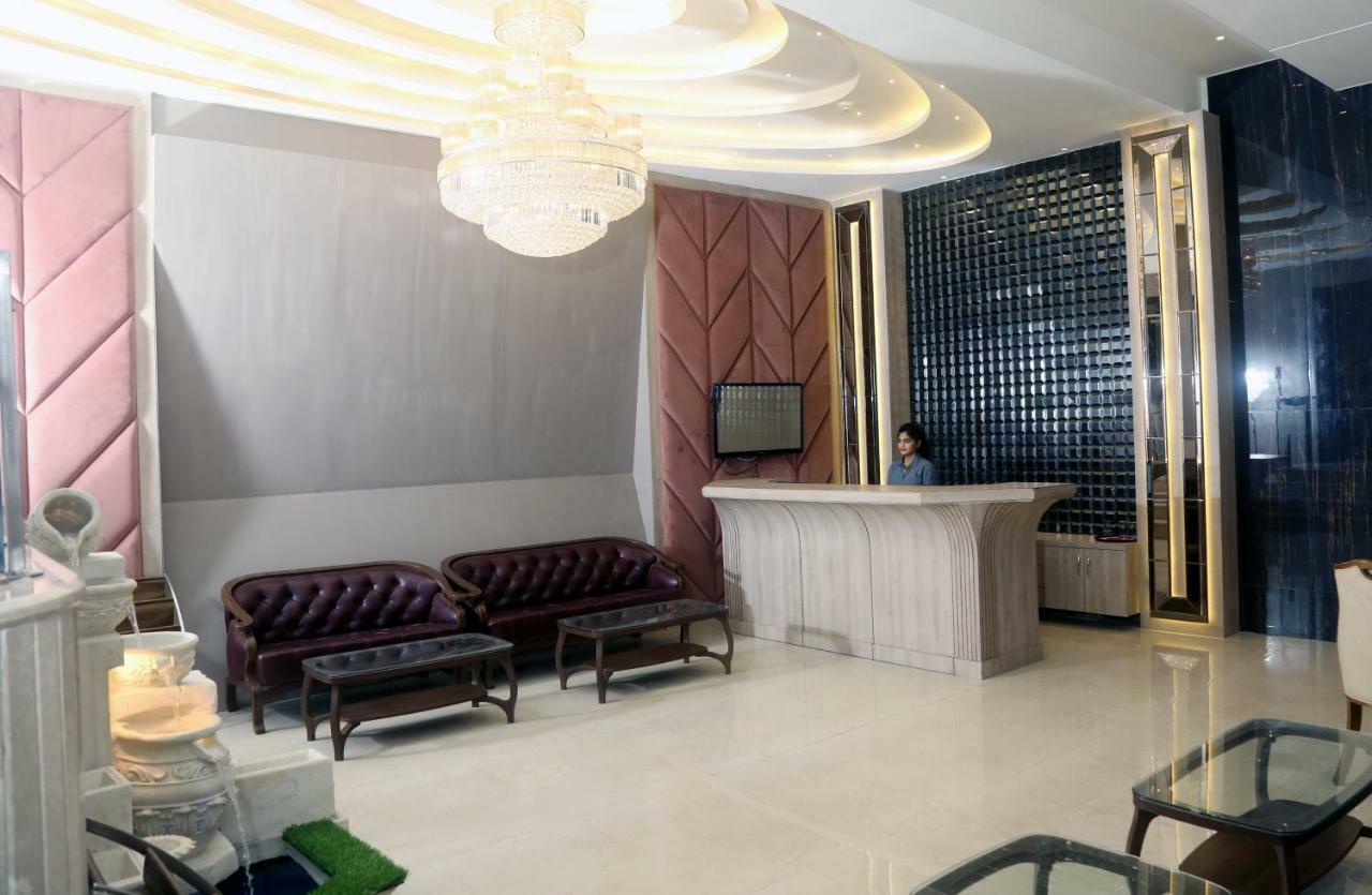 Om Clarks Inn Raebareli Esterno foto