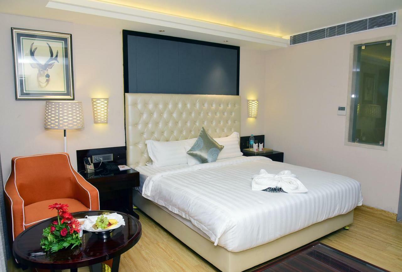 Om Clarks Inn Raebareli Esterno foto
