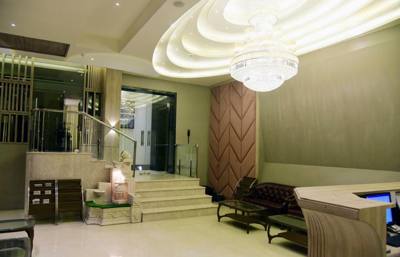 Om Clarks Inn Raebareli Esterno foto