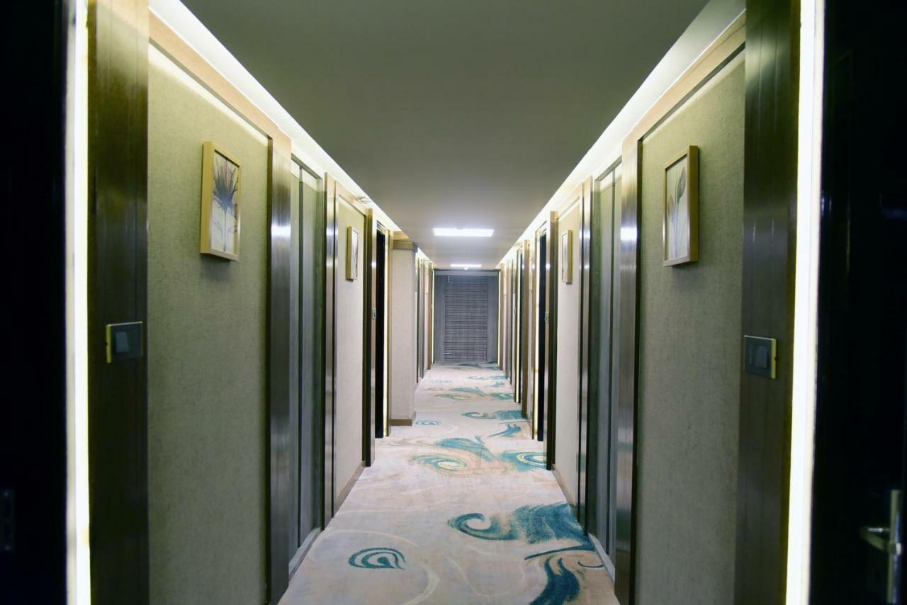 Om Clarks Inn Raebareli Esterno foto