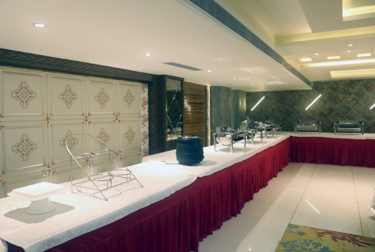 Om Clarks Inn Raebareli Esterno foto