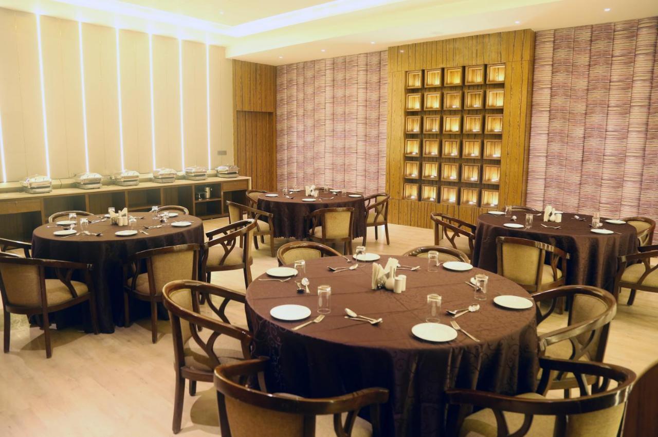 Om Clarks Inn Raebareli Esterno foto